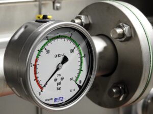 Przełączniki ciśnienia w systemach przemysłowych: Kluczowe technologie i ich zastosowania